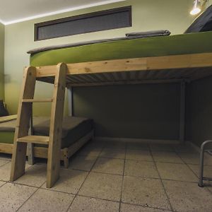 Mały pokój z dwoma pojedynczymi łóżkami